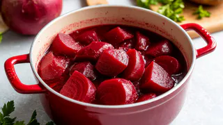 Свекла оставляет 50% вкуса в кастрюле с водой: вот как правильно нужно ее готовить — проще и без варки