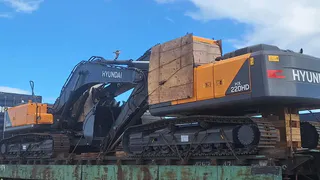 20-тонные экскаваторы из Находки приехали в Вологду для благоустройства