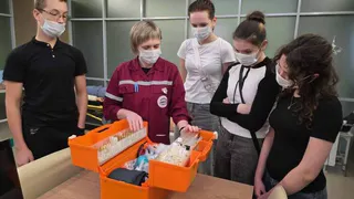 В Вологде школьники примерили на себя роль врачей скорой помощи