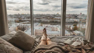 Почему не рекомендуется спать головой или ногами навстречу окну и к чему это может привести