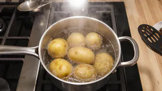 Сохраните воду от вареного картофеля: это ценная жидкость, которая у хозяек должна быть на вес золота