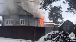 Водитель скорой спас двух человек из горящего дома в Вологодской области