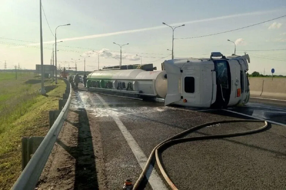 Грузовик с цистерной перевернулся на объезде Вологды