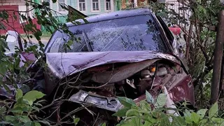 В Верховажье ВАЗ вылетел с дороги и врезался в опору ЛЭП