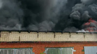 В Чагодощенском округе загорелся стекольный завод