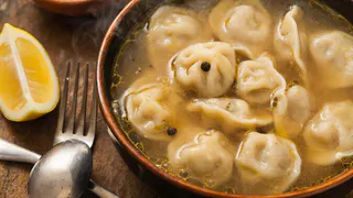 Не «лаврушка» и не укроп: что добавить в бульон для пельменей — вкус как в элитном 5-звёздочном ресторане
