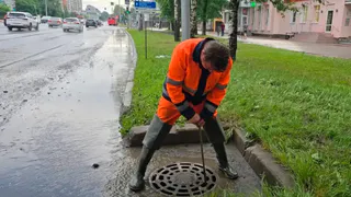 Коммунальные службы Вологды устраняют подтопления после сильного дождя
