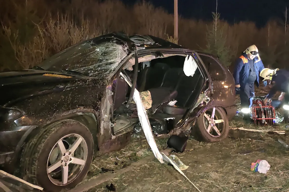 Водитель "БМВ X5" вылетел в кювет после удара о столб под Вологдой