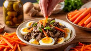 Новогодний салат «Курочка Ряба»: невероятно вкусное блюдо гости будут уплетать за обе щеки — готовьтесь раздавать рецепт