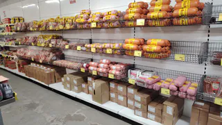 Подруга-продавец рассказала - зачем люди покупают в "Светофоре" по 10-20 палок колбасы и по 20 килограммов сосисок