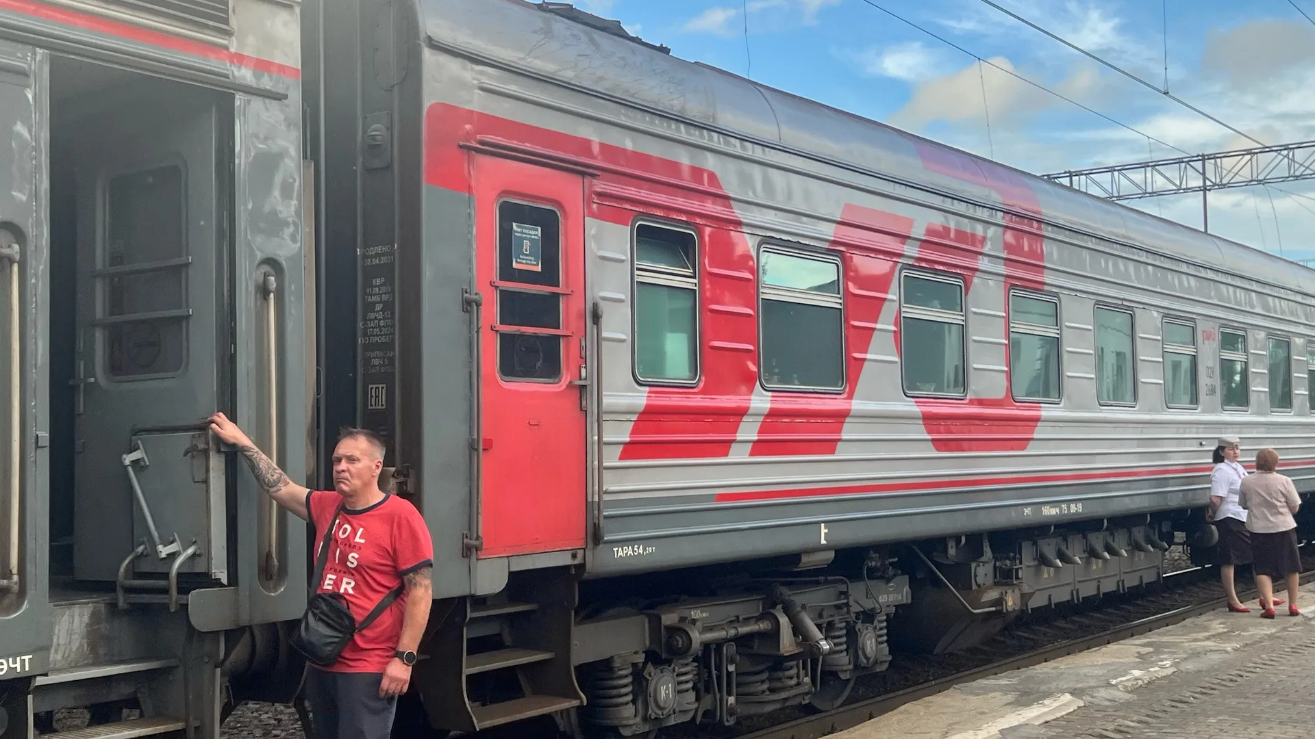 Гостей ЖД-вокзала Ярославля знакомят с природой и историей Вологодчины