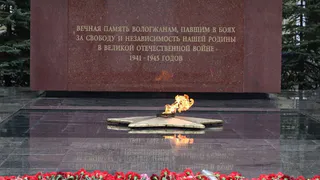 Полицейские пришли на дом к вандалу, покусившемуся на Вечный огонь