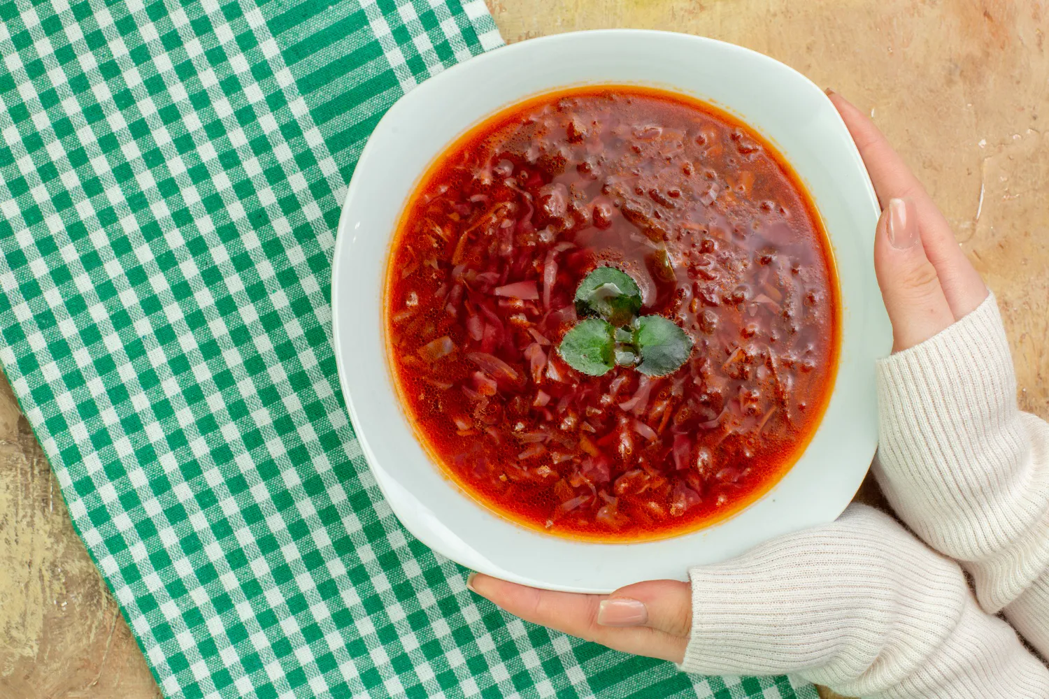 Один нюанс с солью, который лишает борщ вкуса — шеф-повар раскрыл, как портят блюдо даже самые опытные хозяйки