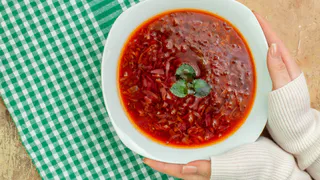Один нюанс с солью, который лишает борщ вкуса — шеф-повар раскрыл, как портят блюдо даже самые опытные хозяйки