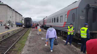 «В 7 утра с верхней полки спустилась попутчица и стала будить меня, чтобы я уступил ей место»: закон заработал