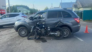 17-летний мотоциклист госпитализирован после аварии с внедорожником в Вологодской области