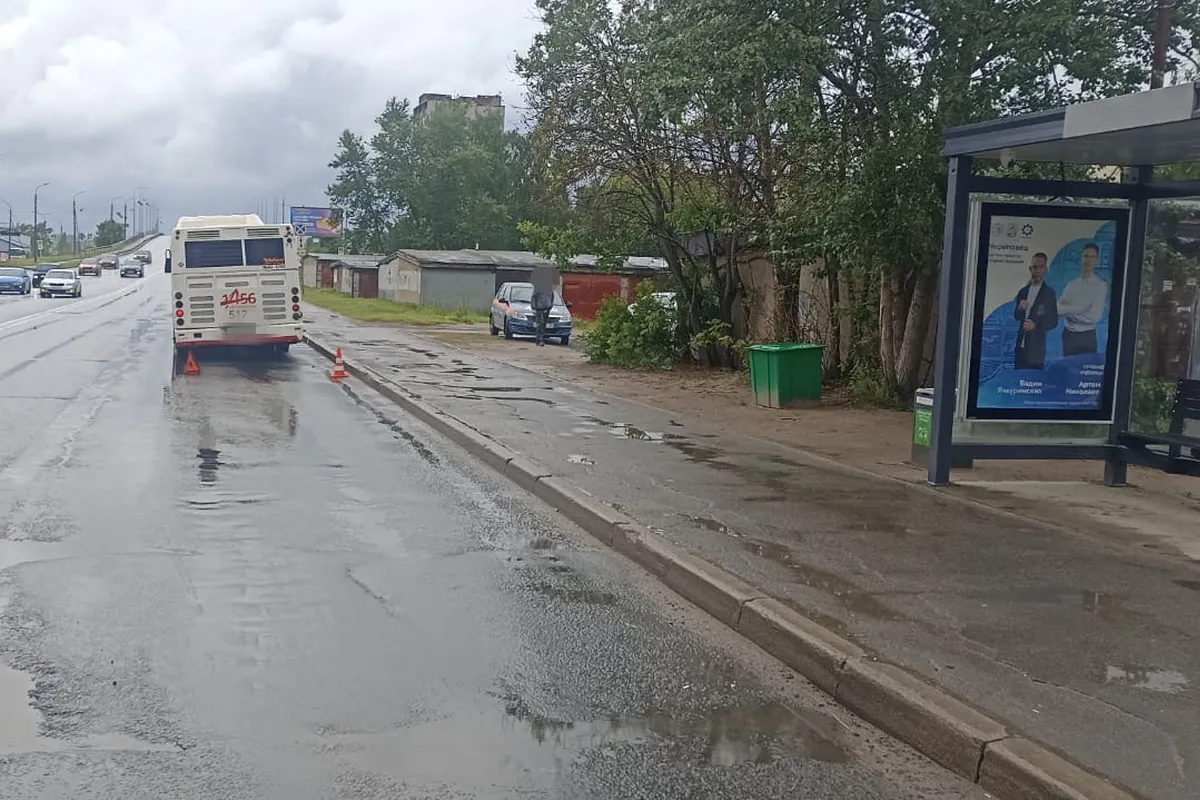 В Вологодской области водитель автобуса зажал пассажирку дверями и поехал