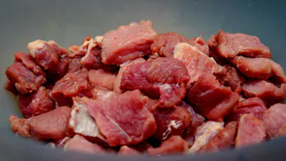 Стоит ли сливать «первую воду» при варке мяса: опытнейший шеф-повар расставил все точки над i в этом споре