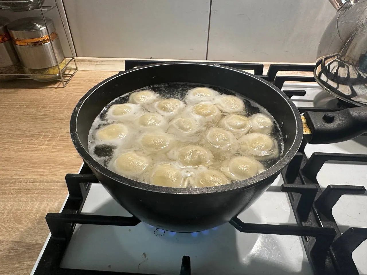 Не "лаврушка" и не петрушка: Что добавить в бульон к пельменям для вкуса как в 5-звёздочном ресторане