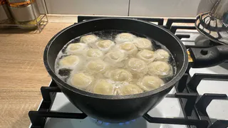 Не "лаврушка" и не петрушка: Что добавить в бульон к пельменям для вкуса как в 5-звёздочном ресторане