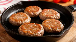 Кладу 2 ложки в фарш, и котлеты становятся сочными и нежными: кулинарный трюк от шефов
