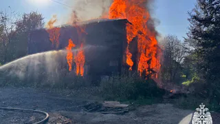 В Вологодской области два десятка огнеборцев сутки боролись с огнем в заброшенном доме