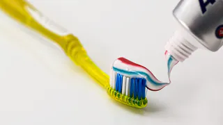 Ушлые хозяйки наносят зубную пасту на бумажное полотенце: эффекту не нарадуются — нестандартный лайфхак