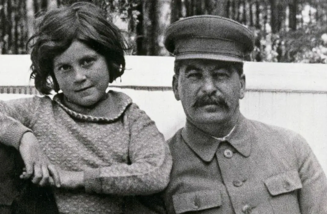 Искры ярости: как Сталин расправился со зрелым любовником 16-летней дочери