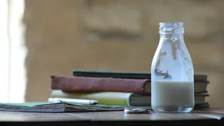 Крашеная мелом вода: Росконтроль назвал марки молока, которые лучше не брать даже со скидкой