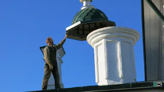 Вологодский священник помог водрузить купол с крестом