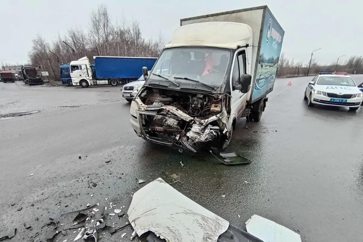 В Вологодской области водитель «ГАЗели» госпитализирован после столкновения с грузовиком