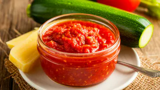 Как приготовить аджику с «огоньком» из кабачка: вкусная закуска на всю зиму