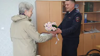 Бдительная соседка спасла 150 тысяч рублей пенсионерки от мошенников в Вологодской области