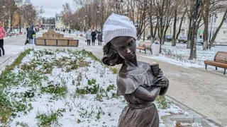 Забота вологжан: горожане утепляют бронзовые скульптуры зимой