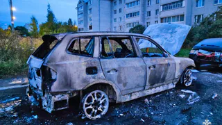 Вологжанка пинала по колесам машин для привлечения внимания к пожару
