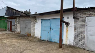 В Вологодской области огонь уничтожил гараж с автомобилем "Шевроле Нива"