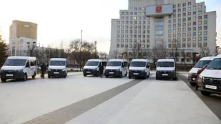 Глава Вологодской области вручил микроавтобусы десяти многодетным вологодским семьям