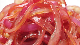 Сладкий как сахар! Самый удачный рецепт маринованного лука: муж ест ложками. Закуска готовится за 10 минут и подходит для всех блюд.