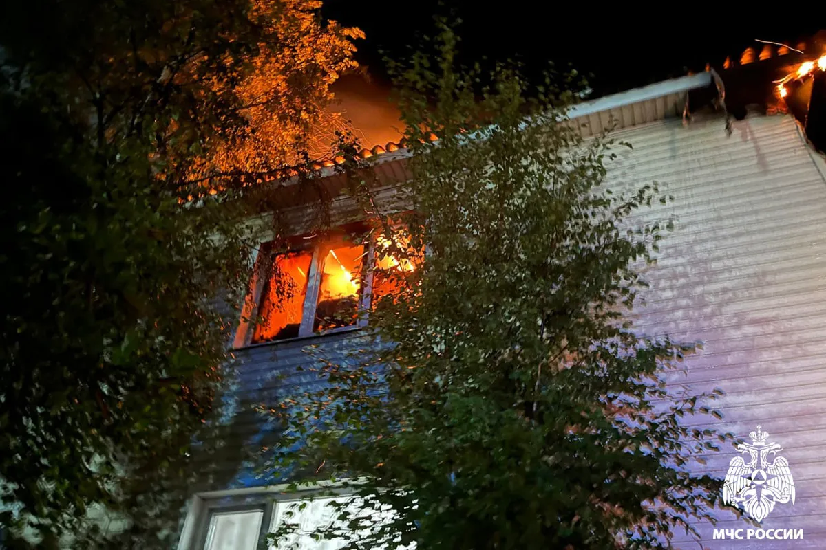 Десять человек спаслись из горящего дома в Вологодской области