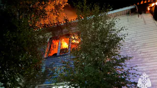 Десять человек спаслись из горящего дома в Вологодской области 