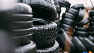 Зачем многие водители направленные шины ставят задом наперёд? Выяснил — рассказываю