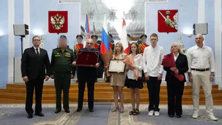 Губернатор Вологодской области передал медаль "Золотая Звезда" семье погибшего на СВО героя