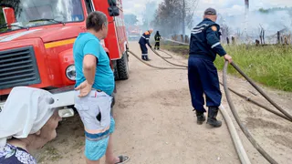 Пенсионерка чудом спаслась при пожаре, уничтожившем два дома в Вологодской области