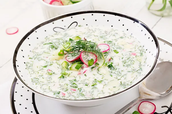 Не квас, и не кефир: в деревнях окрошку заливают только этим — вкус волшебный, освежает в жару