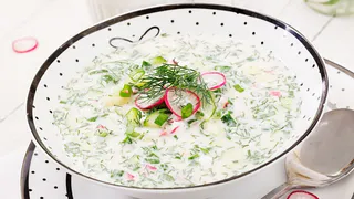 Не квас, и не кефир: в деревнях окрошку заливают только этим — вкус волшебный, освежает в жару