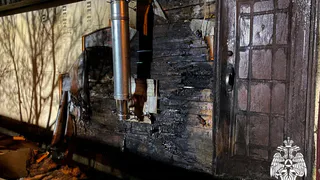 В Вологодской области пожарные эвакуировали женщину из горящей пристройки
