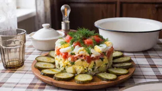 Салат из СССР, который мы зря забыли: нежный, сочный, готовится реально за 5 минут, а вкус как из детства.