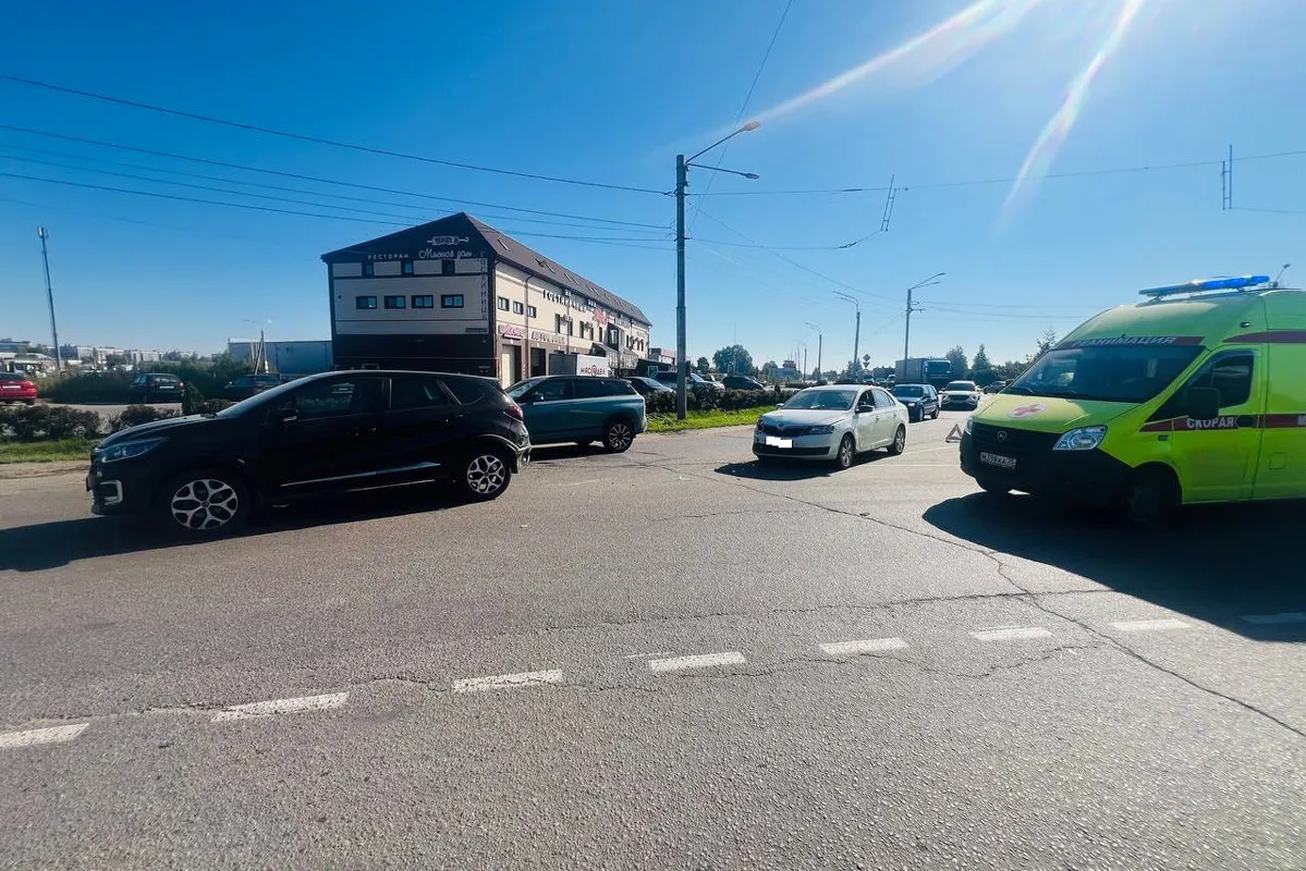 Водитель "Шкоды" госпитализирован после столкновения на Пошехонском шоссе в Вологде