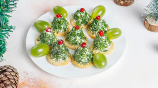 Варианты лёгких закусок на скорую руку, которые можно подать на новогодний стол