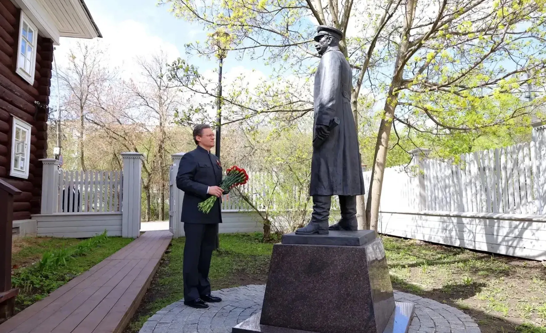 Губернатор Вологодской области возложил цветы к памятнику Сталину в День Победы